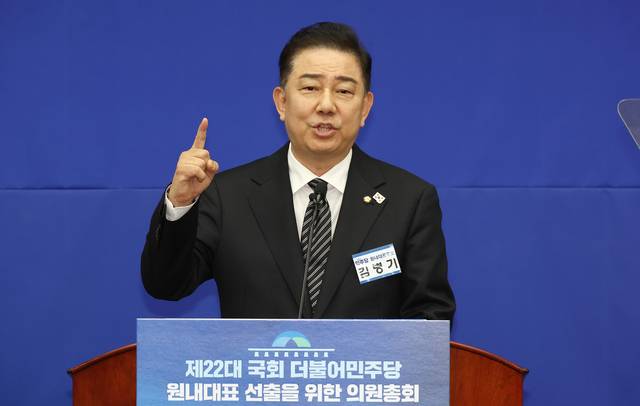 김병기 더불어민주당 신임 원내대표가 지난 13일 국회에서 열린 원내대표 선출 의원총회 당시 정견발표를 하고 있다. 연합뉴스