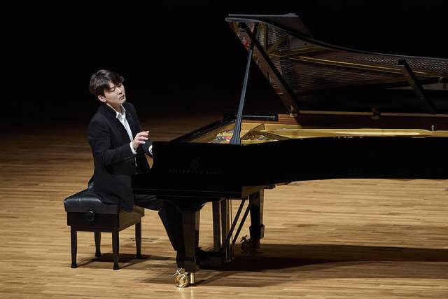 조성진은 라벨 탄생 150주년을 맞아 라벨 전곡을 녹음한데 이어 기념연주회를 국내외에서 이어가고 있다. 크레디아 제공