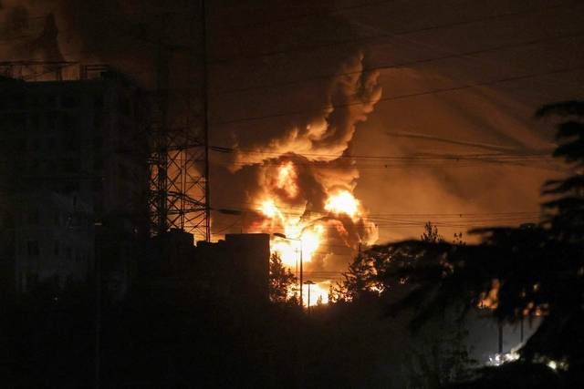 15일 이란 테헤란의 북서부 지대에 있는 샤란 지역의 유류 창고가 폭격을 맞아 불에 타고 있다. AFP 연합뉴스