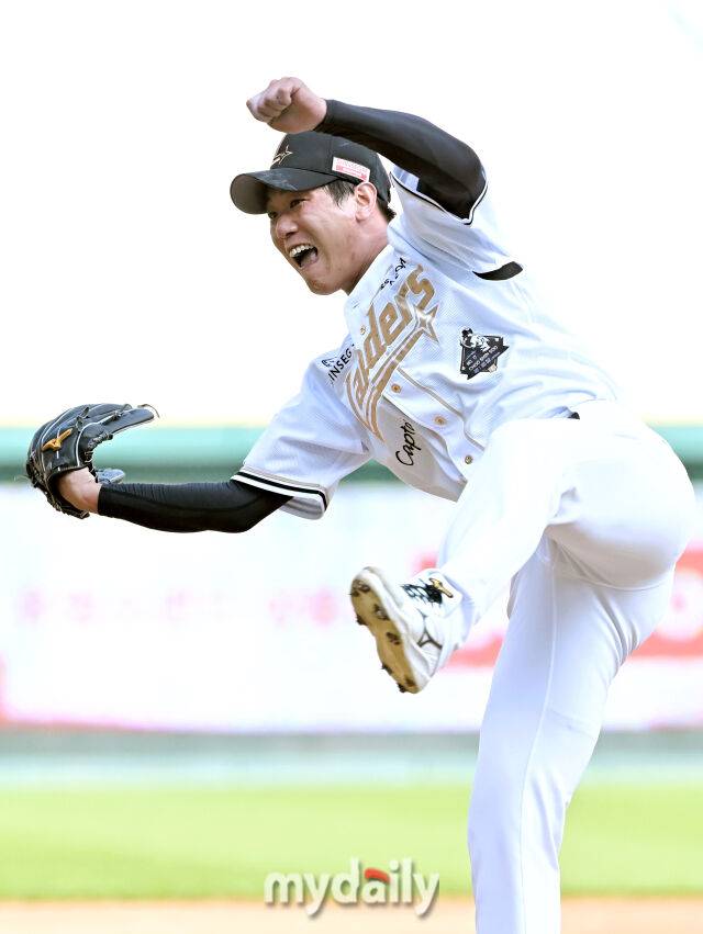 14일 오후 인천 문학동 SSG랜더스필드에서 진행된 '2025 프로야구 KBO리그' SSG랜더스와 롯데자이언츠의 경기. SSG 김광현이 선발등판해 역투하고 있다./마이데일리