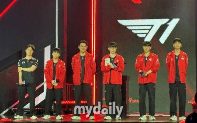 왼쪽부터 김정균 T1 감독, 케리아 류민석, 구마유시 이민형, 페이커 이상혁, 오너 문현준, 도란 최현준. /박성규 기자