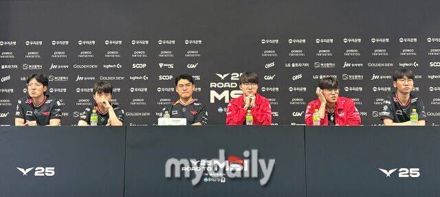 왼쪽부터 김정균 T1 감독, 케리아 류민석, 구마유시 이민형, 페이커 이상혁, 오너 문현준, 도란 최현준. /박성규 기자