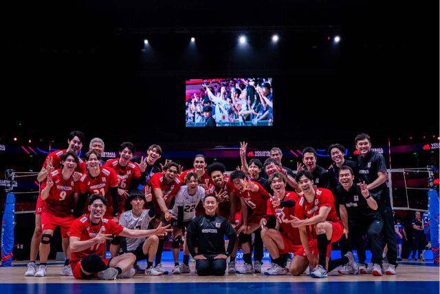네덜란드와의 VNL 1주차 경기에서 승리한 일본 남자 대표팀./FIVB