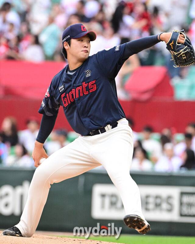 15일 오후 인천SSG랜더스필드에서 진행된 '2025 프로야구 KBO리그' 롯데-SSG의 경기. 롯데 선발 이민석이 역투를 펼치고 있다./인천 = 곽경훈 기자