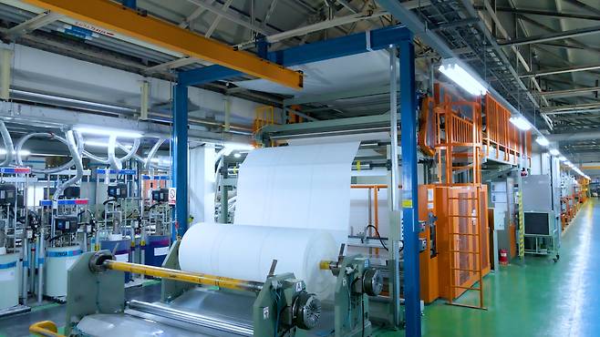 코오롱인더스트리 경산 공장에서 에어백 쿠션이 생산되고 있는 모습. [코오롱인더스트리 제공]