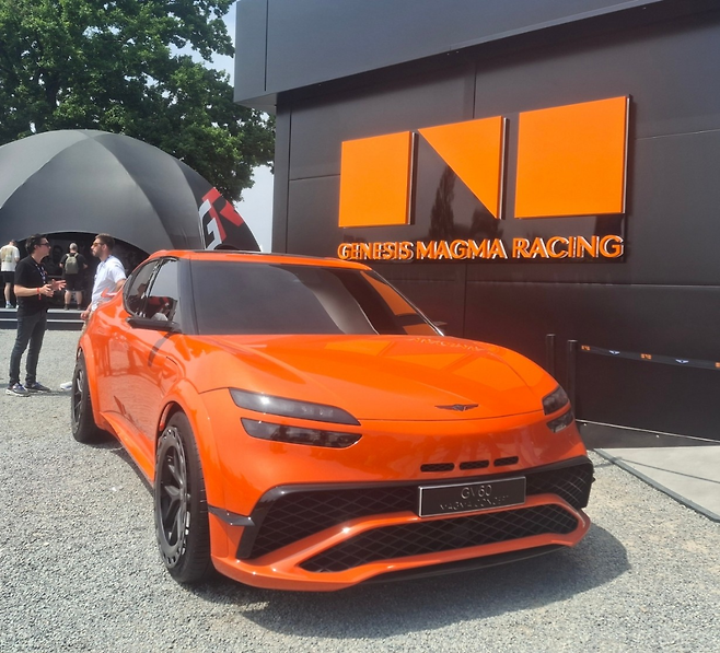 제네시스가 르망 24 행사 현장에 마련한 부스에 전시돼 있는 GV60 콘셉트 [프랑스 르망=김성우 기자]