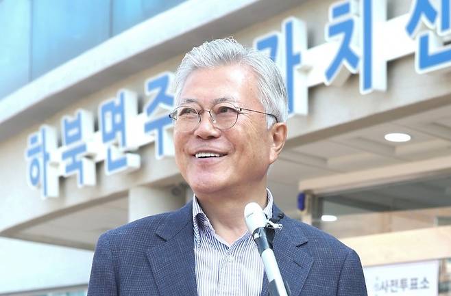 문재인 전 대통령이 21대 대선 사전투표 첫날인 지난달 29일 오전 경남 양산시 하북면 주민자치센터에 마련된 사전투표소에서 투표 후 취재진 질문을 듣고 있다. [연합]