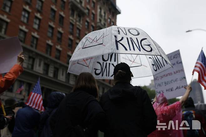 [뉴욕=AP/뉴시스]도널드 트럼프 미국 대통령의 79번째 생일인 14일(현지 시간) 미국 전역에서 트럼프 행정부를 규탄하는 '노 킹스(No Kings)' 시위가 열린 가운데, 뉴욕에서도 관련 시위가 진행되고 있다. 2025.06.15.