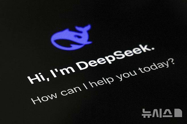 [베이징=AP/뉴시스]28일 중국 수도 베이징의 한 사용자 휴대전화 화면에 딥시크(DeepSeek) 애플리케이션이 구동하고 있다. 2025.01.28.