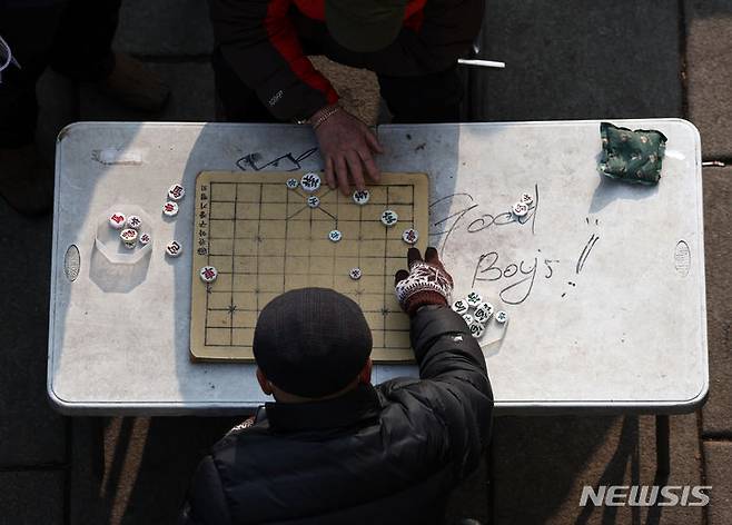 [서울=뉴시스] 조성우 기자 =  서울 종로구 탑골공원 인근에서 어르신들이 장기를 두며 시간을 보내고 있다. 2024.01.10. xconfind@newsis.com