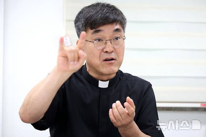 [서울=뉴시스] 박진희 기자 = 박민서 베네딕토 신부가 지난 12일 서울 중구 평화방송빌딩에서 인터뷰 하고 있다. 아시아 최초 농인(聾人, 청각장애로 인해 수어로 의사소통을 하는 사람) 사제인 박 신부는 최근 첫 저서 '에파타! 시노드에 응답하는 농인 교회'를 출간했다. 2025.06.14. pak7130@newsis.com