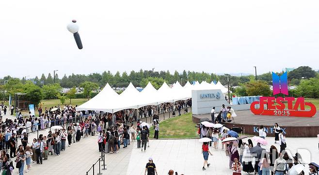 [고양=뉴시스] 김혜진 기자 = 13일 경기 고양시 일산서구 킨텍스에서 열린 방탄소년단 데뷔 12주년 기념 축제 '2025 BTS 페스타'(2025 BTS FESTA)를 찾은 팬들이 입장을 위해 줄서고 있다. 2025.06.13. jini@newsis.com