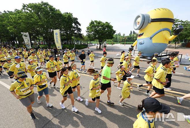[서울=뉴시스] 황준선 기자 = 15일 오전 서울 마포구 평화의공원에서 열린 미니언즈 런 2025 서울에서 참가자들이 힘차게 달리고 있다. 2025.06.15. hwang@newsis.com