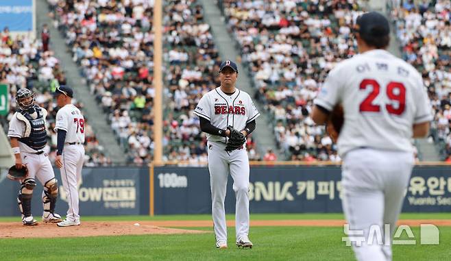 [서울=뉴시스] 김근수 기자 = 지난해 10월3일 서울 송파구 잠실야구장에서 열린 2024 KBO리그 와일드카드 2차전 kt 위즈와 두산 베어스의 경기, 5회초 2사 주자 만루상황에서 두산 두번째 투수 이영하가 세번째 투수 이병헌과 교체되고 있다. 2024.10.03. ks@newsis.com