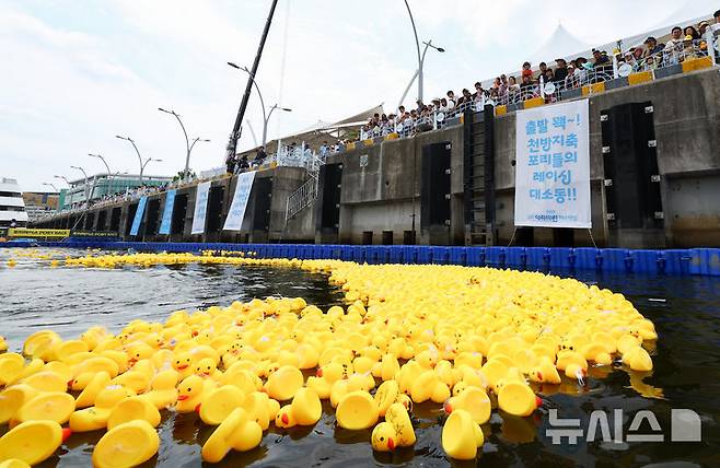 [김포=뉴시스] 황준선 기자 = 15일 경기 김포시 마리나베이에서 열린 아라마린페스티벌에서 포리레이스 경기가 펼쳐지고 있다. 2025.06.15. hwang@newsis.com