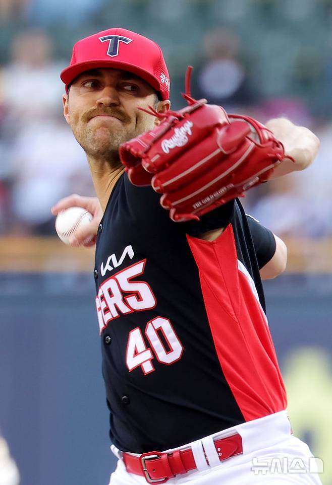 [서울=뉴시스] 홍효식 기자 = 4일 서울 송파구 잠실야구장에서 열린 2025 KBO리그 KIA 타이거즈와 두산 베어스의 경기, 1회말 KIA 선발투수 제임스 네일이 공을 던지고 있다. 2025.06.04. yesphoto@newsis.com