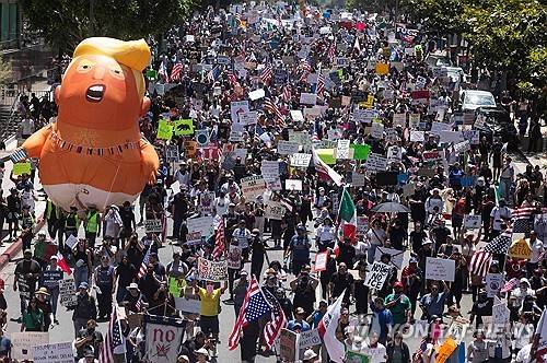 LA '노 킹스' 시위 [로스앤젤레스 AFP=연합뉴스]