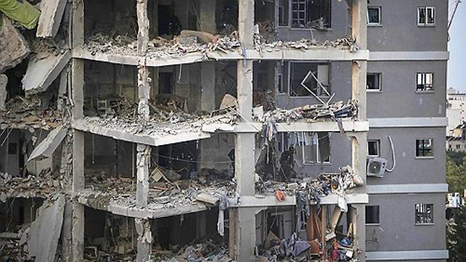 이란 미사일에 맞아 파괴된 이스라엘 텔아비브 근처 바트얌 지역 건물. 연합뉴스