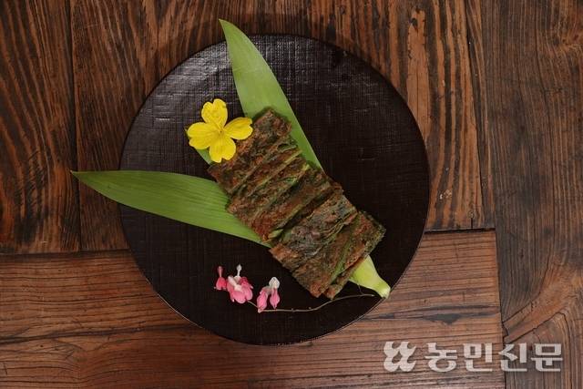 도토리가루 덕에 쫄깃한 두릅전. 남양주=김원철 프리랜서 기자