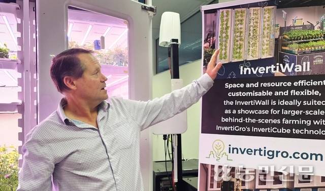 폴 밀렛 인버티그로 공동대표가 시카다이노베이션스에서 실내 수직농업에 대해 설명하고 있다. 배너 속 사진은 호주 대형마트인 ‘울워스’와 협업해 만든 ‘인버티월’.