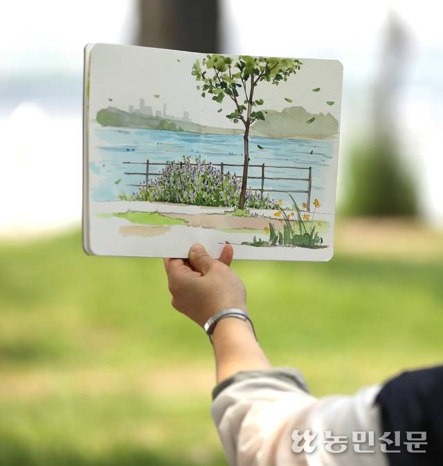 잔잔하게 흐르는 한강을 배경으로 푸릇푸릇한 풀과 나무가 이루는 풍경이 한폭의 그림이 된다.