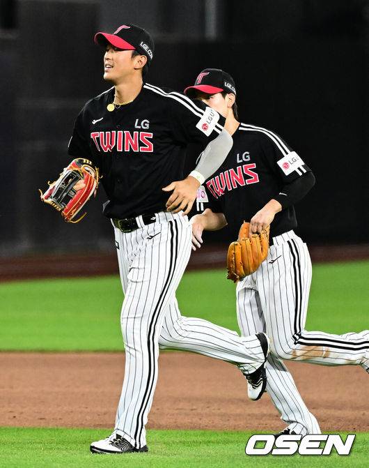 [OSEN=대전, 지형준 기자] 프로야구 한화 이글스와 LG 트윈스가 연장 11회 접전을 펼쳤으나 승부를 가리지 못했다.&nbsp;한화와 LG는&nbsp;14일 대전 한화생명볼파크에서 열린 2025 KBO리그 정규 시즌 맞대결 9차전에서 연장 11회 2-2 무승부를 기록했다.&nbsp;LG는 1위를 지켰고, 한화는 LG와 0.5경기 차이를 유지했다. &nbsp;경기를 마치고 홈 보살을 성공한 LG 송찬의가 동료선수들과 기뻐하고 있다. 2025.06.14 /jpnews@osen.co.kr