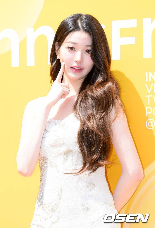 [OSEN=이대선 기자] 16일 오전 서울 성수동 팝업스토어에서 고효능 자연주의 브랜드의 신제품 팝업 오픈 행사가 열렸다. 장원영이 속한 아이브는 12일과 13일 일본 아이치 공연을 시작으로 일본 4개 도시를 순회하는 팬콘 투어 ‘2025 아이브 팬 콘서트 ‘아이브 스카우트’ 인 재팬’을 개최한다.그룹 아이브 장원영이 포토타임을 가지고 있다. 2025.04.16 /sunday@osen.co.kr