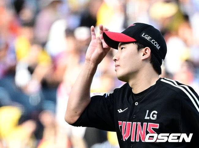 [OSEN=대전, 지형준 기자] 14일 대전 한화생명볼파크에서 2025 신한 SOL Bank KBO리그 한화 이글스와 LG 트윈스의 경기가 열렸다.LG가 40승 26패 1무(승률 .606)로 1위, 한화는 40승 27패(승률 .597)로 2위다. 0.5경기 차이다. 경기 결과에 따라 1위가 바뀔 수도 있다.&nbsp;이날 한화는 폰세, LG는 임찬규를 선발로 내세웠다.1회말 2사 2,3루에서 LG 임친규가 한화 채은성을 삼진 처리하고 있다. 2025.06.14 /jpnews@osen.co.kr