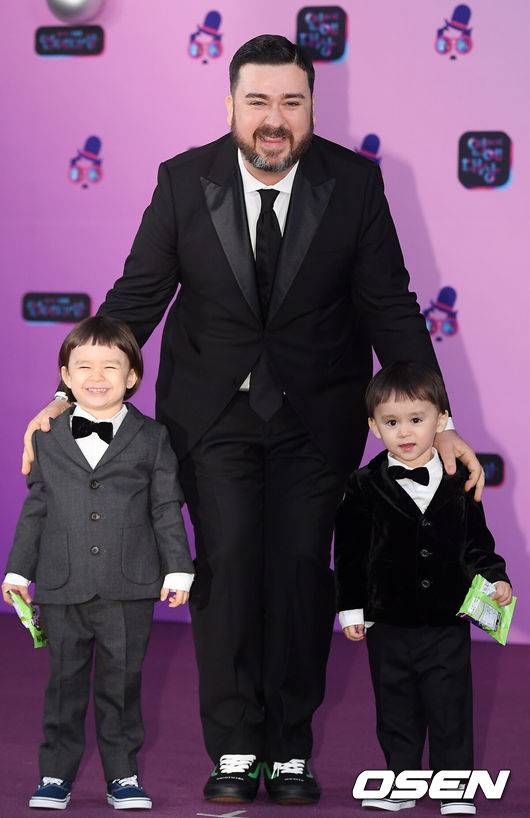 [OSEN=민경훈 기자] 21일 오후 서울 영등포구 여의도 KBS 본관 로비에서 진행된 '2019 KBS 연예대상' 포토월 행사 진행됐다.샘해밍턴과 윌리엄 벤틀리가 포토월로 입장하며 포즈를 취하고 있다./ rumi@osen.co.kr