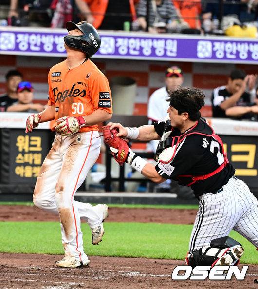 [OSEN=대전, 지형준 기자] 14일 대전 한화생명볼파크에서 2025 신한 SOL Bank KBO리그 한화 이글스와 LG 트윈스의 경기가 열렸다.LG가 40승 26패 1무(승률 .606)로 1위, 한화는 40승 27패(승률 .597)로 2위다. 0.5경기 차이다. 경기 결과에 따라 1위가 바뀔 수도 있다.&nbsp;이날 한화는 폰세, LG는 임찬규를 선발로 내세웠다.5회말 2사 3루에서 한화 이원석이 LG 임찬규의 폭투에 런다운에 걸려 박동원에 태그아웃 당하고 있다. 2025.06.14 /jpnews@osen.co.kr