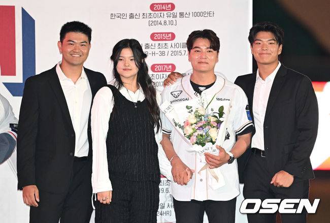 [OSEN=인천, 김성락 기자] 프로야구 롯데 자이언츠가 아슬아슬한 투수전을 잡아내고 3연승을 내달렸다.&nbsp;롯데는 14일 인천 SSG랜더스필드에서 열린 ‘2025 신한은행 SOL Bank KBO리그’ SSG 랜더스와의 경기에서 4-2로 승리했다.&nbsp;경기 종료 후 추신수의 은퇴식 행사가 진행됐다. SSG 추신수가 자녀들과 함께 기념촬영을 하고 있다. 2025.06.14 / ksl0919@osen.co.kr