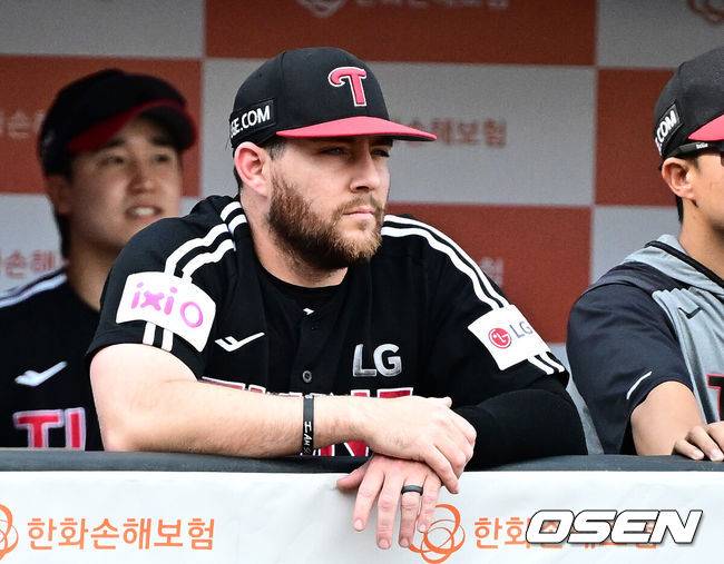 [OSEN=대전, 지형준 기자] 프로야구 한화 이글스와 LG 트윈스가 연장 11회 접전을 펼쳤으나 승부를 가리지 못했다.&nbsp;한화와 LG는&nbsp;14일 대전 한화생명볼파크에서 열린 2025 KBO리그 정규 시즌 맞대결 9차전에서 연장 11회 2-2 무승부를 기록했다.&nbsp;LG는 1위를 지켰고, 한화는 LG와 0.5경기 차이를 유지했다. &nbsp;1회 LG 오스틴이 더그아웃에서 경기를 지켜보고 있다. 오스틴은 경기 직전 훈련을 하다가 옆구리가 불편해 1회 시작하자마자 타석에 들어서지 못한 채 곧장 대타 이영빈으로 교체됐다. 2025.06.14 /jpnews@osen.co.kr