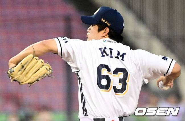 [OSEN=잠실, 조은정 기자]15일 서울 잠실야구장에서 2025 신한 SOL Bank KBO리그 두산 베어스와 키움 히어로즈의 경기가 열렸다.이날 홈팀 두산은 곽빈을, 원정팀 키움은 정현우를 선발 투수로 내세웠다.8회초 2사 1루 두산 김택연이 역투하고 있다. 2025.06.15 /cej@osen.co.kr