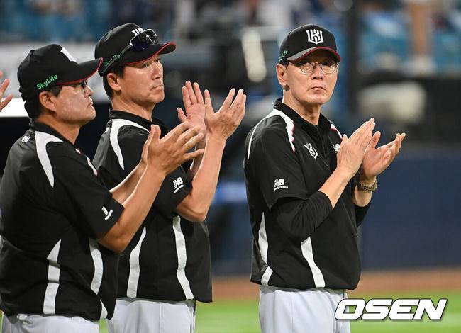 [OSEN=대구, 이석우 기자] 15일 대구삼성라이온즈파크에서 2025 신한 SOL 뱅크 KBO 리그 삼성 라이온즈와 KT 위즈의 경기가 열렸다. 홈팀 삼성은 최원태가, 방문팀 KT는 고영표가 선발 출전했다. KT 위즈 이강철 감독이 삼성 라이온즈에 16-4로 대승을 거두고 선수들에게 축하 박수를 보내고 있다. 2025.06.15 / foto0307@osen.co.kr