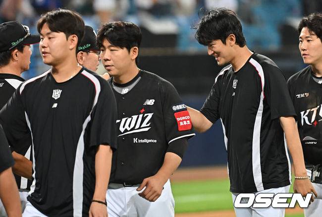 [OSEN=대구, 이석우 기자] 15일 대구삼성라이온즈파크에서 2025 신한 SOL 뱅크 KBO 리그 삼성 라이온즈와 KT 위즈의 경기가 열렸다. 홈팀 삼성은 최원태가, 방문팀 KT는 고영표가 선발 출전했다. KT 위즈 고영표와 이정훈이 삼성 라이온즈에 16-4로 대승을 거두고 이강철 감독과 하이파이브를 하고 있다. 2025.06.15 / foto0307@osen.co.kr