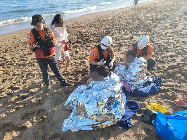 14일 중문색달해수욕장서 구조된 미국 청소년들. 제주도소방안전본부 제공