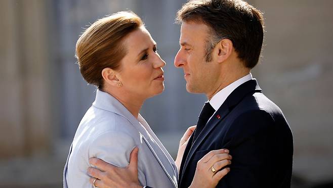 지난 3월 파리를 방문한 메테 프레데릭센 덴마크 총리(왼쪽)가 엘리제궁에서 에마뉘엘 마크롱 프랑스 대통령의 따뜻한 환영을 받고 있다. 게티이미지 제공