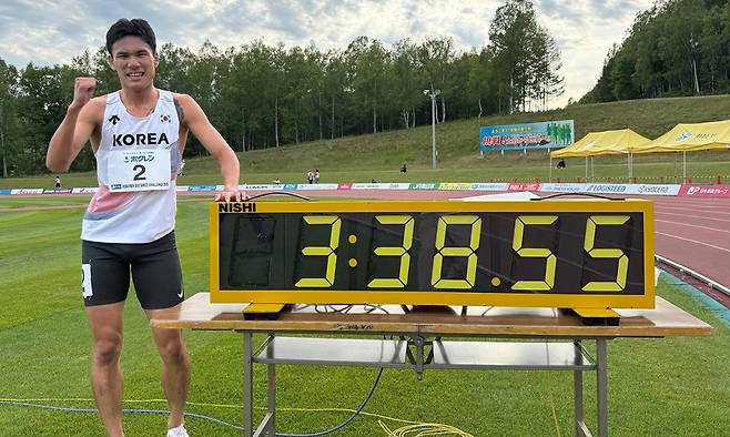 이재웅이 14일 일본 홋카이도 시베쓰에서 열린 2025 호크렌 디스턴스챌린지 2차 대회 남자부 1500m 경기에서 한국 신기록인 3분38초55에 레이스를 끝내고 우승한 뒤 기념촬영을 하고 있다. 대한육상연맹 제공