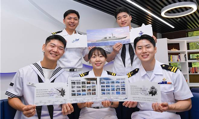 해군 장병들이 해군에서 창설 80주년을 기념해 발행한 ‘대한민국 해군 80년 위대한 항해’ 우표첩을 펼쳐 보이고 있다. 해군 제공