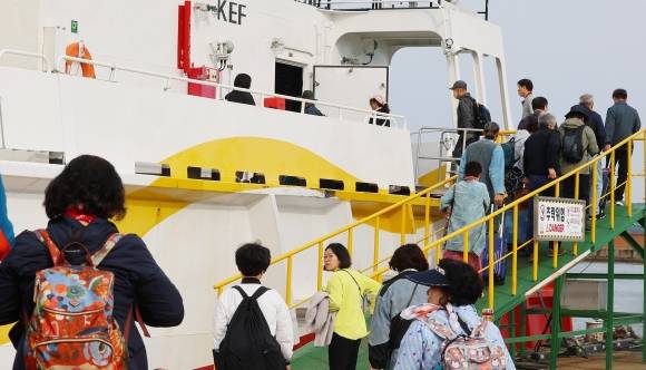 여객터미널에서 관광객들이 여객선에 승선하고 있다. 연합뉴스