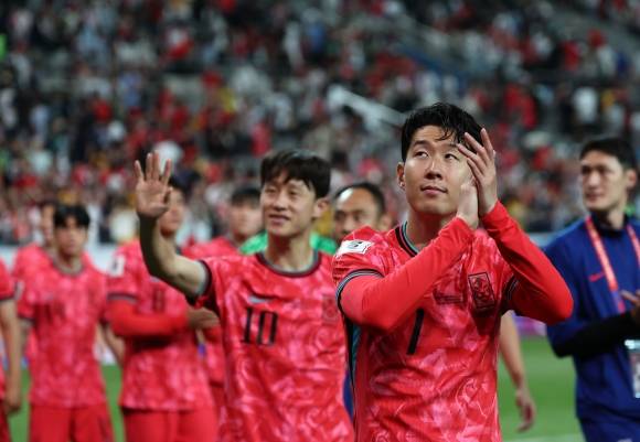 지난 10일 서울월드컵경기장에서 열린 2026 북중미 월드컵 아시아 3차 예선 최종전 한국과 쿠웨이트의 경기. 11회 연속 월드컵 본선 진출에 성공한 한국 대표팀 선수들이 팬들에게 인사하고 있다. 2025.6.10. 연합뉴스