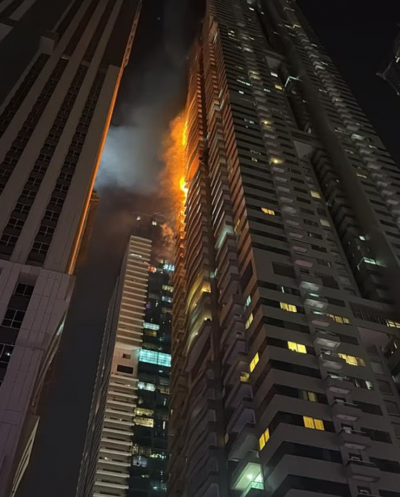 13일(현지시간) 두바이의 부유한 지구로 꼽히는 마리나 지구의 67층짜리 건물에서 화재가 발생했다. 엑스 영상 캡처