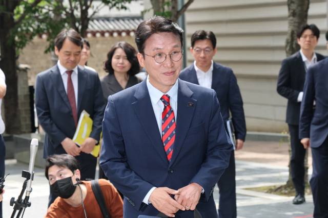 김민석 국무총리 후보자가 13일 오전 서울 종로구 통의동 금융감독원 연수원에 마련된 인사청문회 준비 사무실로 출근을 하고 있다. 뉴스1