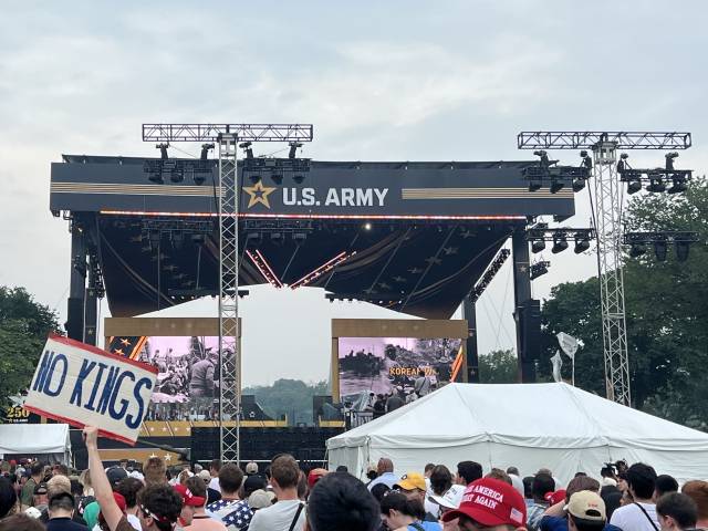 14일(현지 시간) 미 워싱턴DC에서 열린 미 육군 창설 250주년 기념 열병식에서 도널드 트럼프 대통령에 반대하는 한 시위자가 ‘노 킹스(NO KINGS)’ 팻말을 들어 보이고 있다. 이태규 특파원