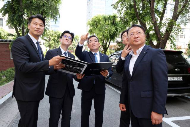 김보현(가운데) 대우건설 사장이 최근 서울 강남구 개포우성 7차 아파트 단지를 방문해 현장을 둘러보고 있다. 사진 제공=대우건설