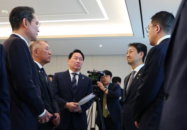 13일 서울 용산 대통령실에서 이재명 대통령 주재로 열린 6경제단체·기업인 간담회에 참석한 기업 총수와 장관들이 간담회 시작 전 대화하고 있다. 이재용(왼쪽부터) 삼성전자 회장, 정의선 현대차그룹 회장, 최태원 SK그룹 회장 겸 대한상공회의소 회장. 안덕근 산업통상자원부 장관, 구광모 LG그룹 회장. 연합뉴스