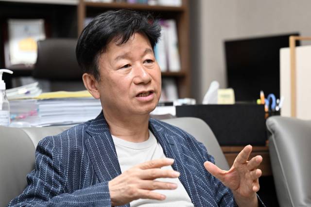 김병현 법무법인 평산 대표 변호사가 13일 서울 서울경제신문과 인터뷰에서 합병 배경에 대해 설명하고 있다. 조태형 기자