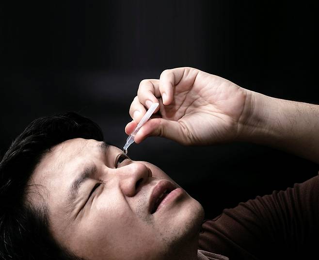 안구 건조 증상의 기본 치료는 인공 눈물 사용이다. ⓒfreepik