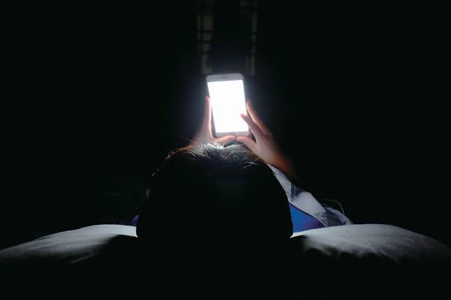 장시간 스마트 기기를 사용하면 눈은 쉽게 건조해진다. ⓒ시사저널 이종현
