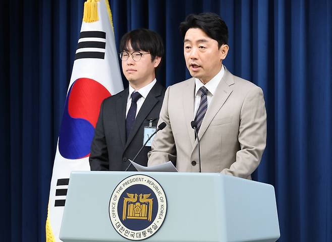 15일 강훈식 대통령비서실장(오른쪽)이 서울 용산 대통령실에서 인선 발표를 하고 있다. 왼쪽은 하정우 AI미래기획수석. ⓒ연합뉴스